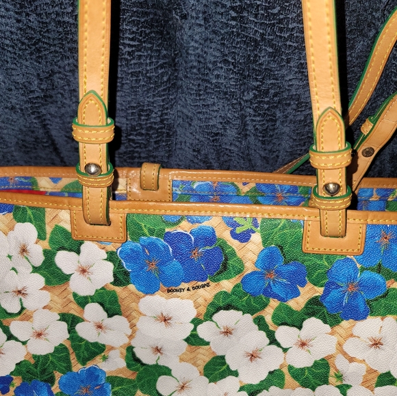 Dooney and Bourke large flower tote. - Picture 7 of 7